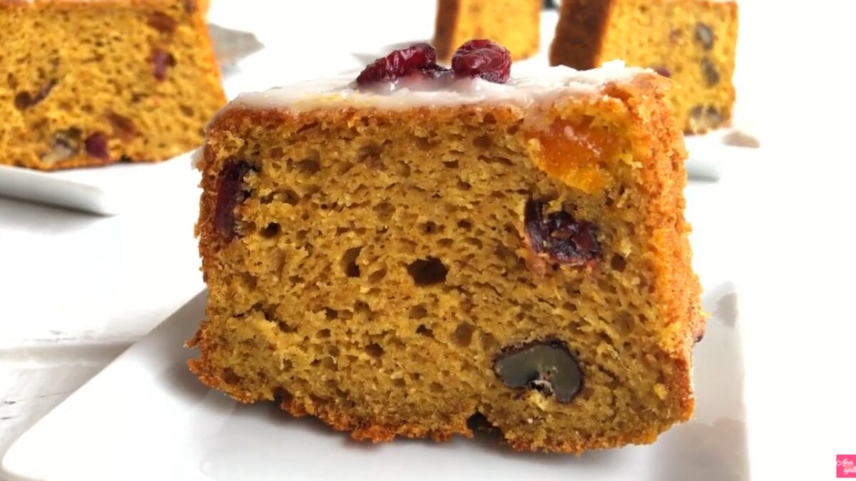 Bolo redondo decorado com creme e frutas