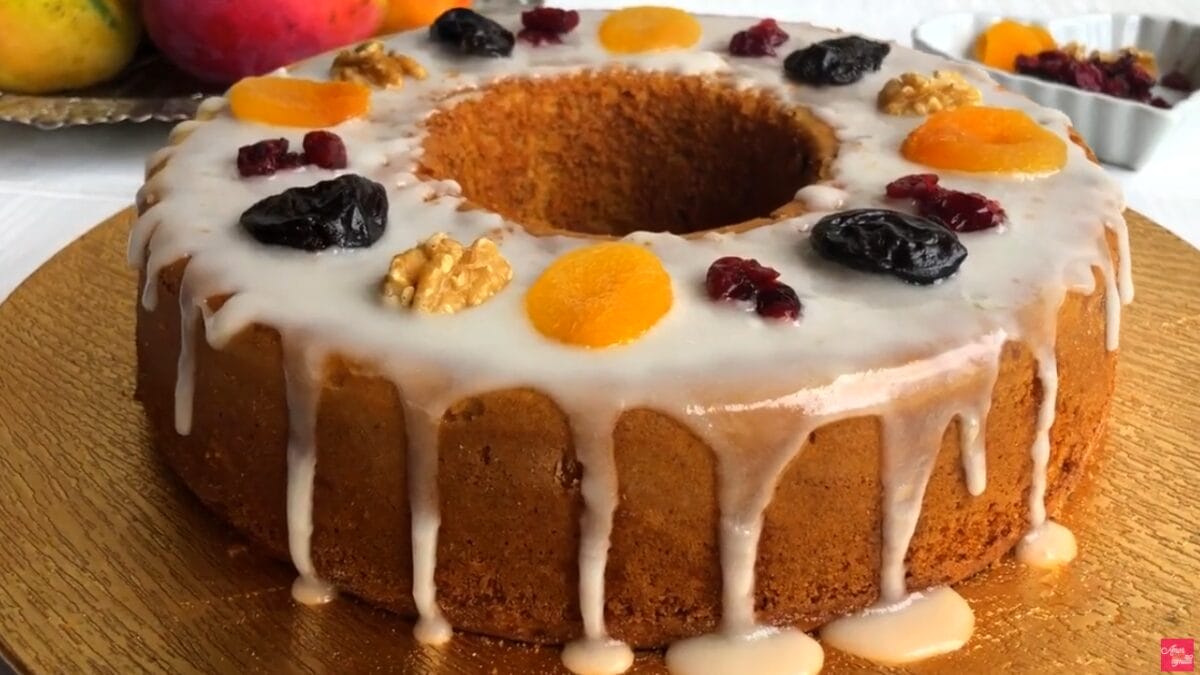 Bolo redondo decorado com creme e frutas