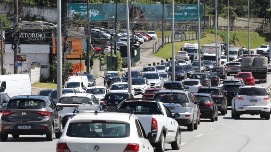 Trânsito na BR-101 é intenso (Foto: Patrick Rodrigues, Arquivo NSC)