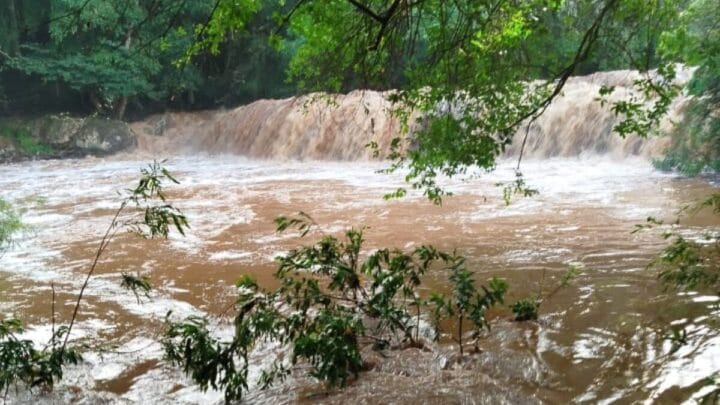 Cachoeira com água turva no Rio Lageado em São Lourenço do Oeste
