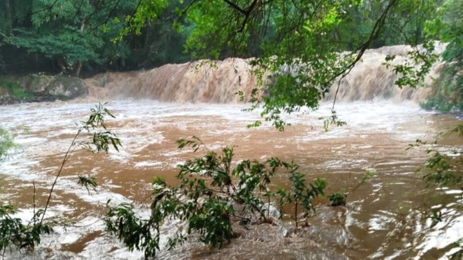 Cachoeira com água turva no Rio Lageado em São Lourenço do Oeste
