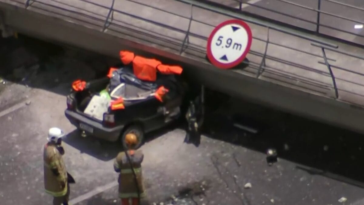 Motorista morre esmagado após caminhão derrubar passarela na BR-116 (Foto: TV Globo, Reprodução)