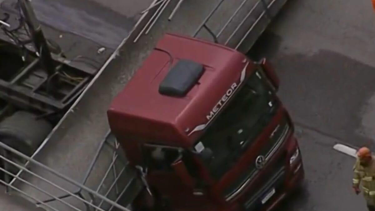 Motorista morre esmagado após caminhão derrubar passarela na BR-116 (Foto: TV Globo, Reprodução)