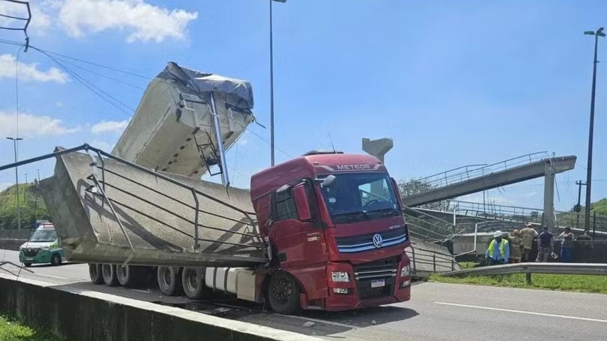 Motorista morre esmagado após caminhão derrubar passarela na BR-116 (Foto: TV Globo, Reprodução)