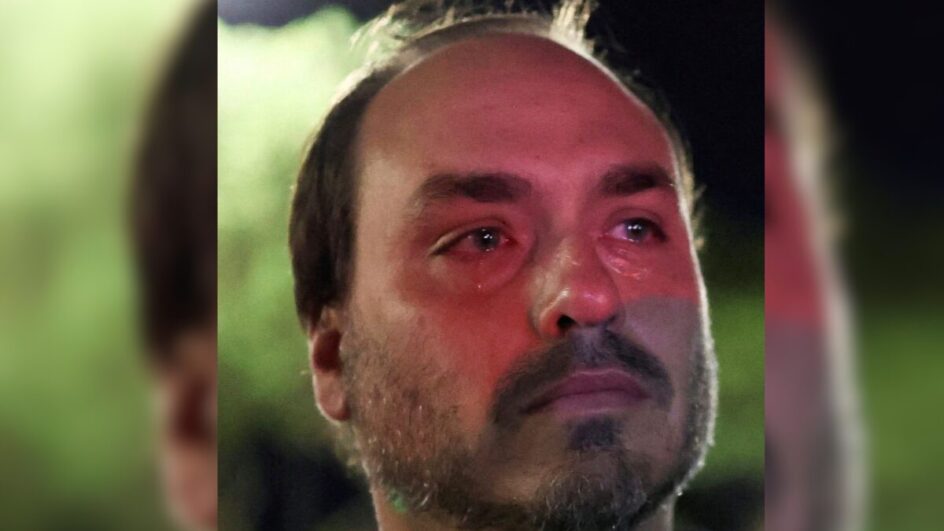 Carlos Bolsonaro chorando em postagem no X (ex-Twitter) (Foto: Redes sociais, Reprodução)