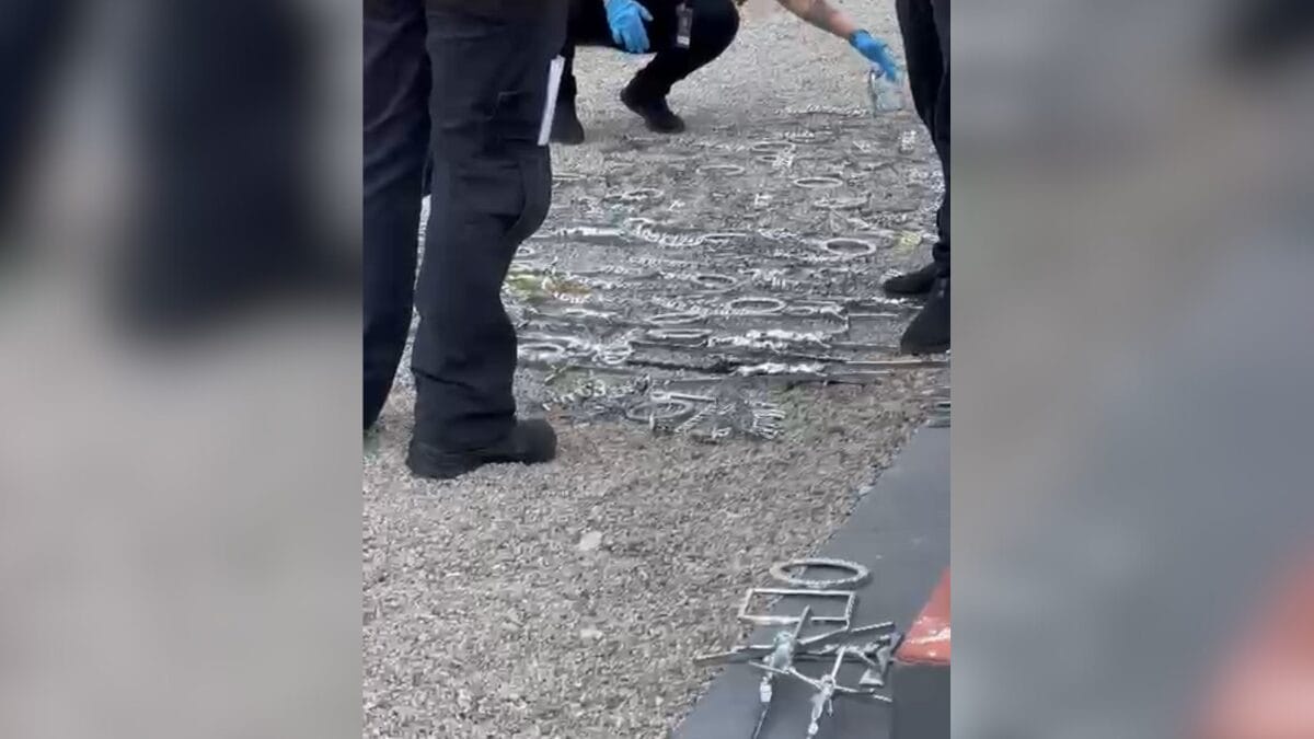 "Arrastão": Cruzes, letras e fotos são furtadas em cemitério da Grande Florianópolis (Foto: Prefeitura de São Pedro de Alcânatra, Reprodução)