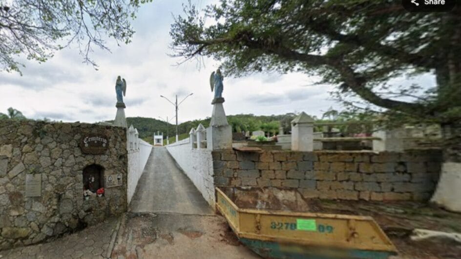 "Arrastão": Cruzes, letras e fotos são furtadas em cemitério da Grande Florianópolis (Foto: Google Maps, Reprodução)