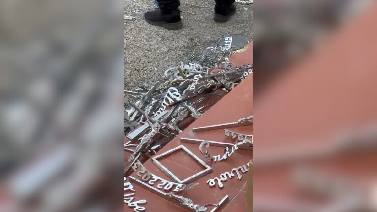 "Arrastão": Cruzes, letras e fotos são furtadas em cemitério da Grande Florianópolis (Foto: Prefeitura de São Pedro de Alcânatra, Reprodução)