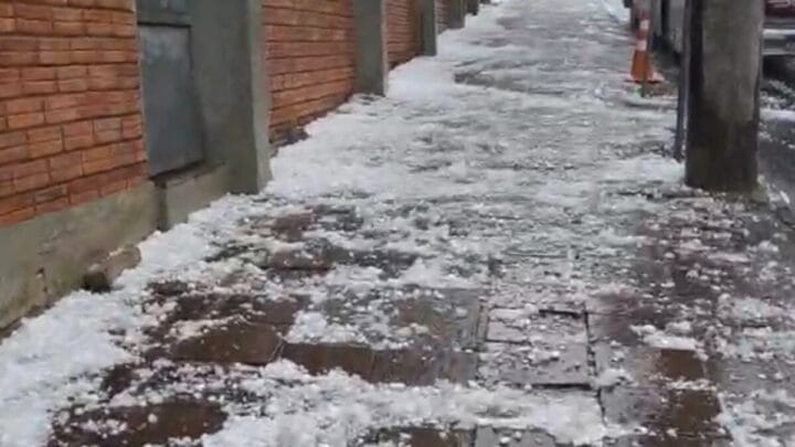 Chuva forte deixou estragos na cidade (Foto: Redes sociais, Reprodução)