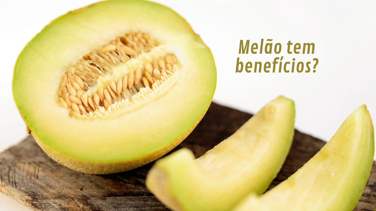 Melão cortado com a frase que pergunta se melão tem benefícios para a saúde