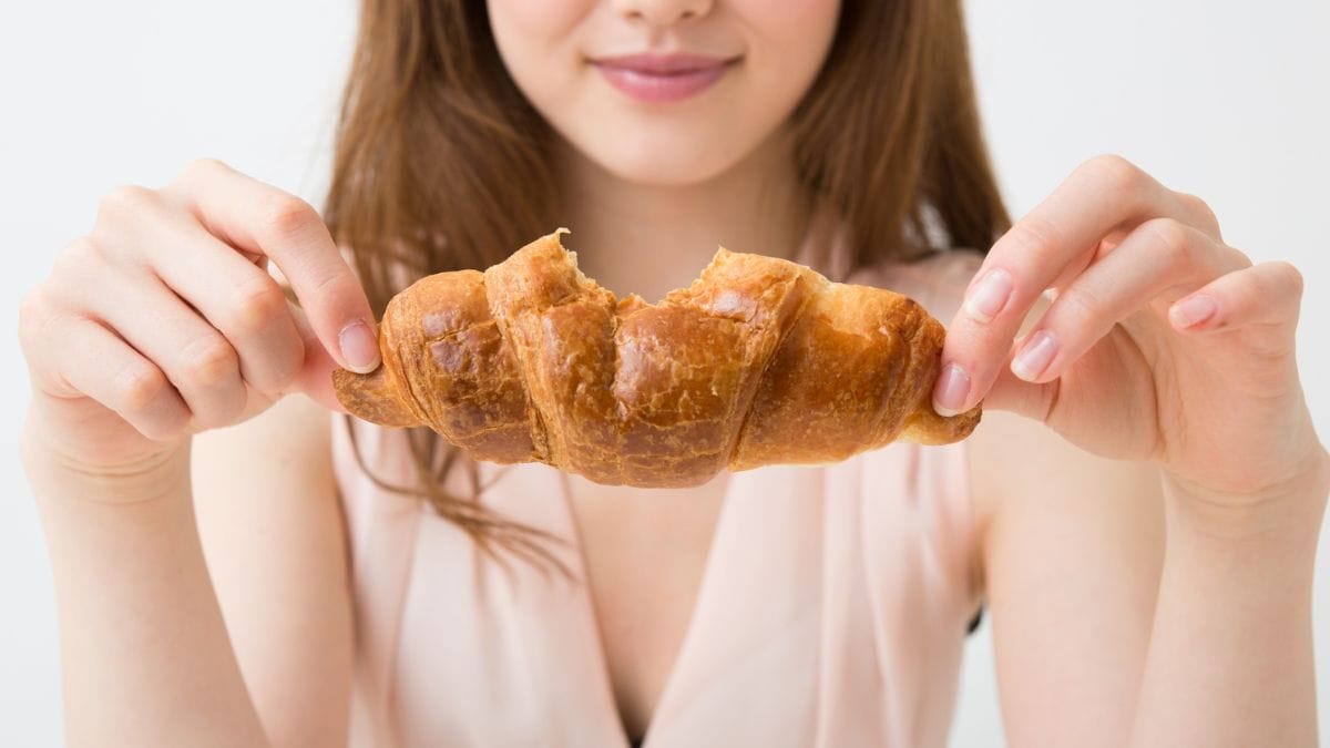 Nutricionista ensina truque de congelar e reaquecer o pão para reduzir o açúcar no sangue.
