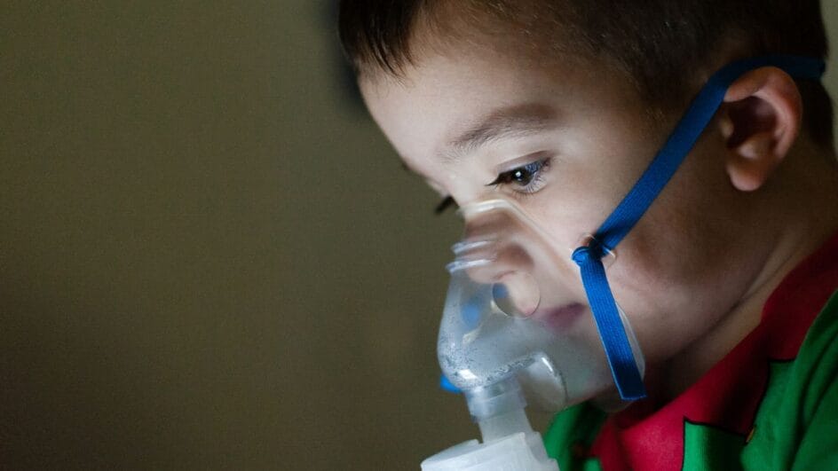 criança fazendo nebulização para ilustrar caso do menino benício que fez uso de adrenalina laringite
