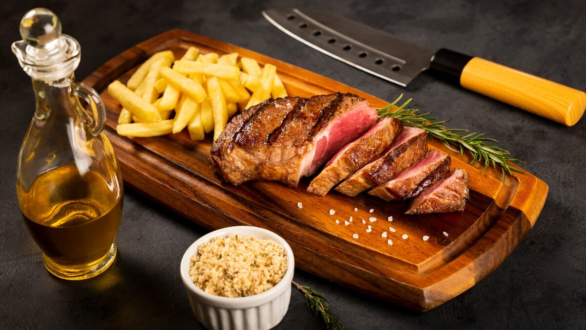 Essa farofa crocante vai roubar a cena no seu próximo churrasco