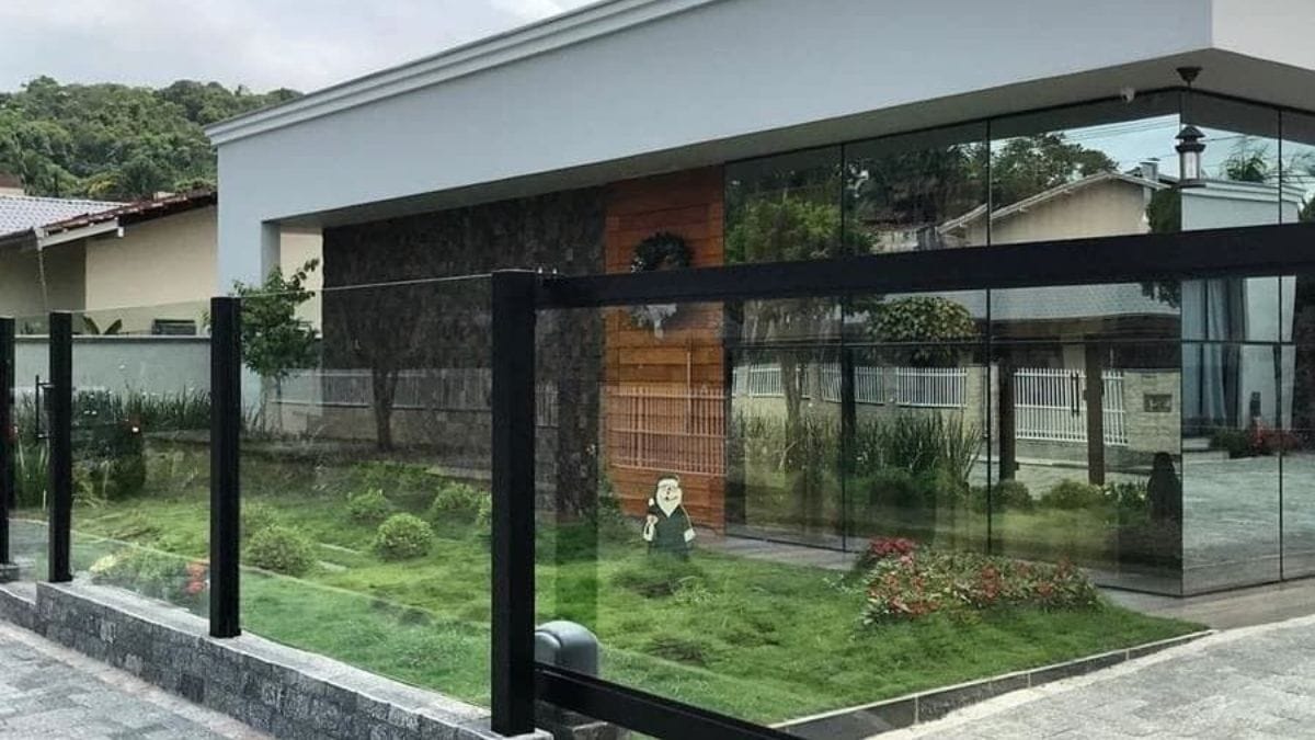 Fachada de vidro vs grades