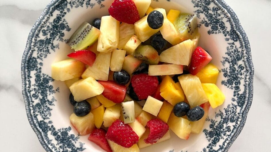 prato com diversas frutas picadas