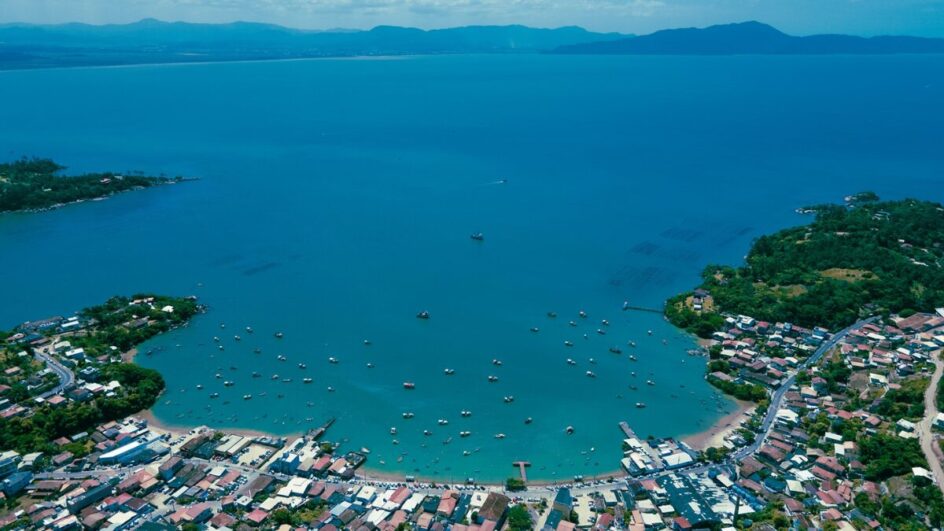 Praia fica na Grande Florianópolis (Foto: Prefeitura de Governador Celso Ramos, Reprodução)