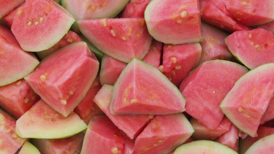 várias goiabas cortadas