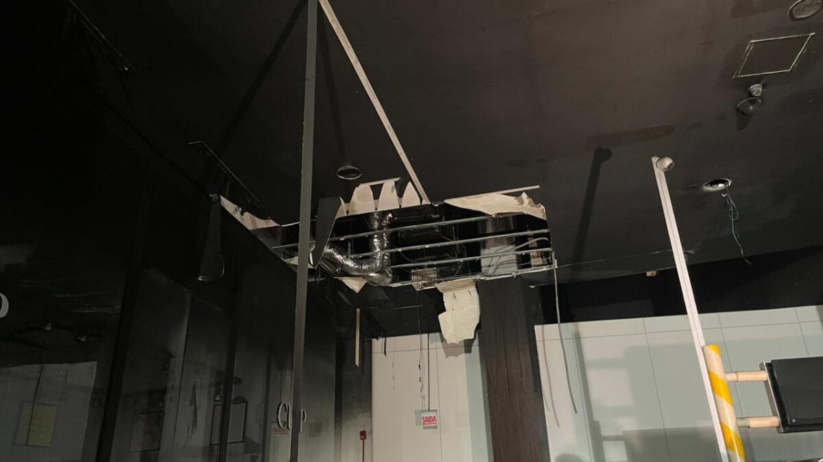 "Perda e incerteza": Lojistas relatam drama após incêndio atingir shopping na Grande Florianópolis. (Foto: Morgana Fernandes, Reprodução)