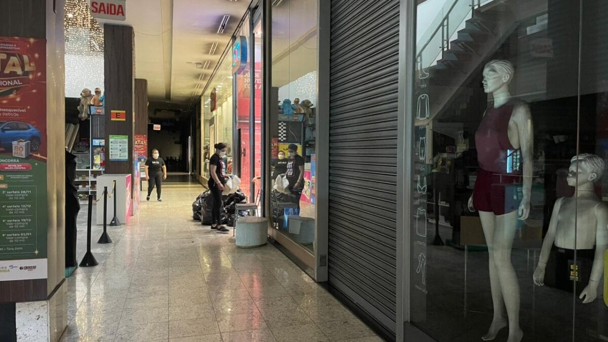 "Perda e incerteza": Lojistas relatam drama após incêndio atingir shopping na Grande Florianópolis. (Foto: Morgana Fernandes, Reprodução)