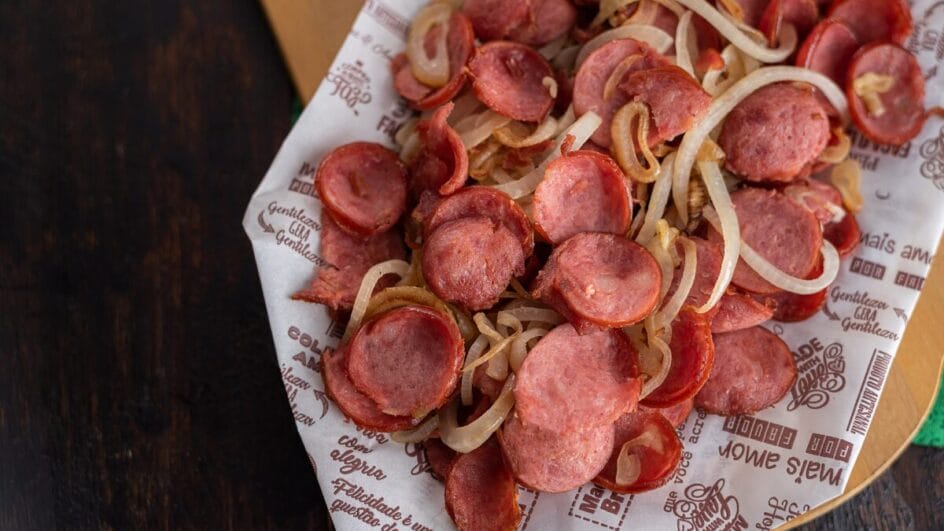 Linguiça acebolada dourada: como fazer o petisco de boteco na sua casa