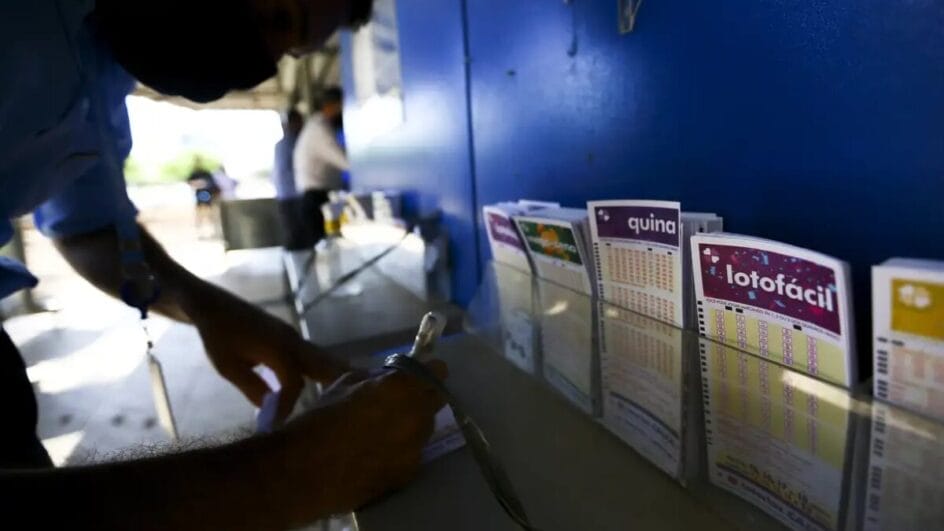 Para jogar na Lotofácil, o apostador pode marcar entre 15 e 20 números, dentre os 25 disponíveis (Foto: Marcelo Camargo, Agência Brasil)
