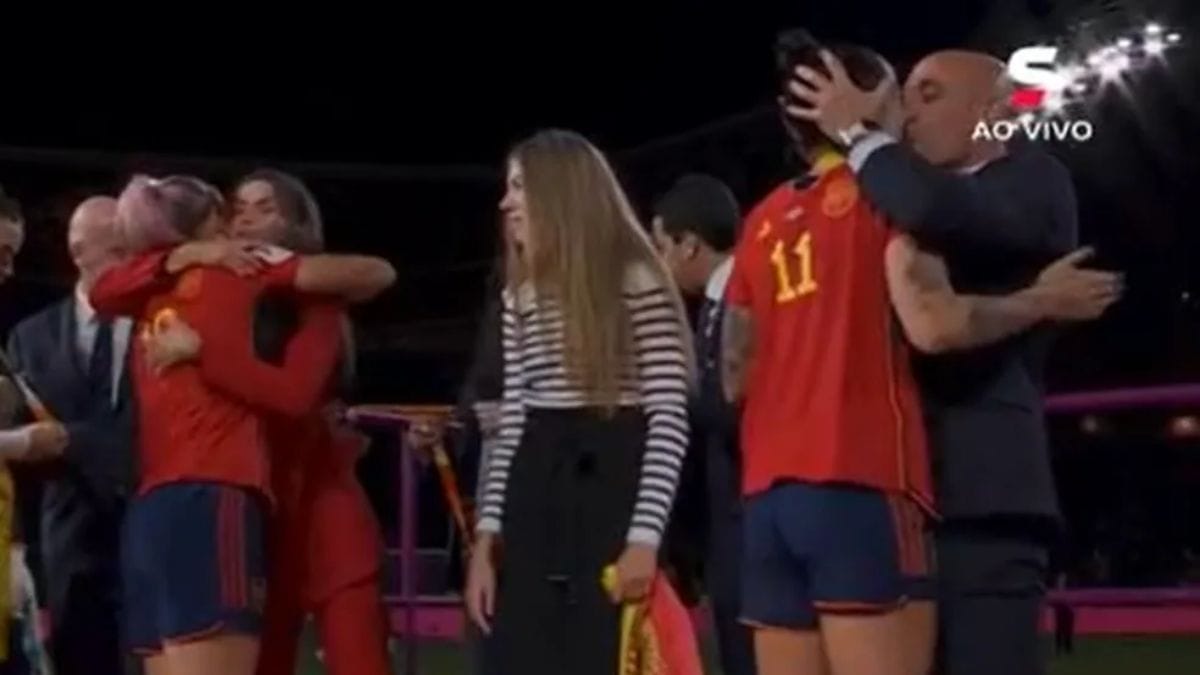 Luis Ruibiales beija Jenni Hermoso em comemoração (Foto: reprodução Sportv)
