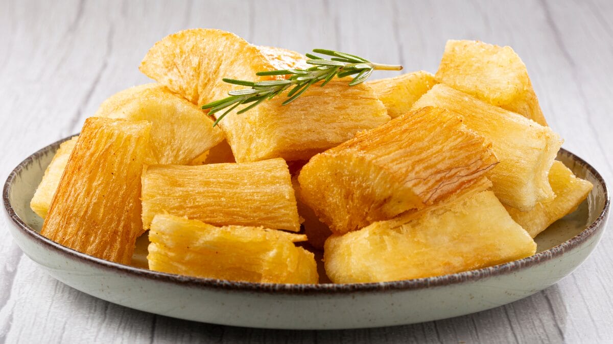 Mandioca frita sequinha: o segredo que vai mudar seu petisco