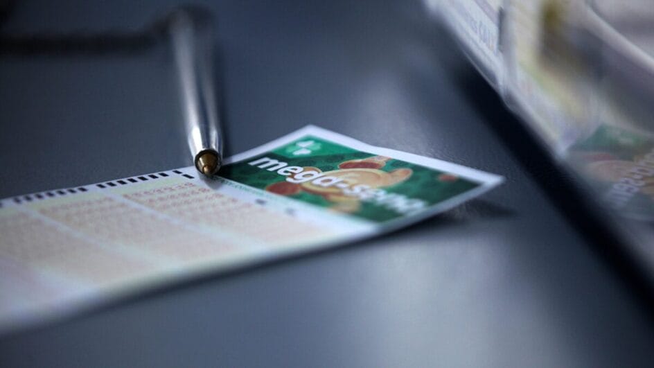 Imagem mostra volante da mega-sena e caneta.