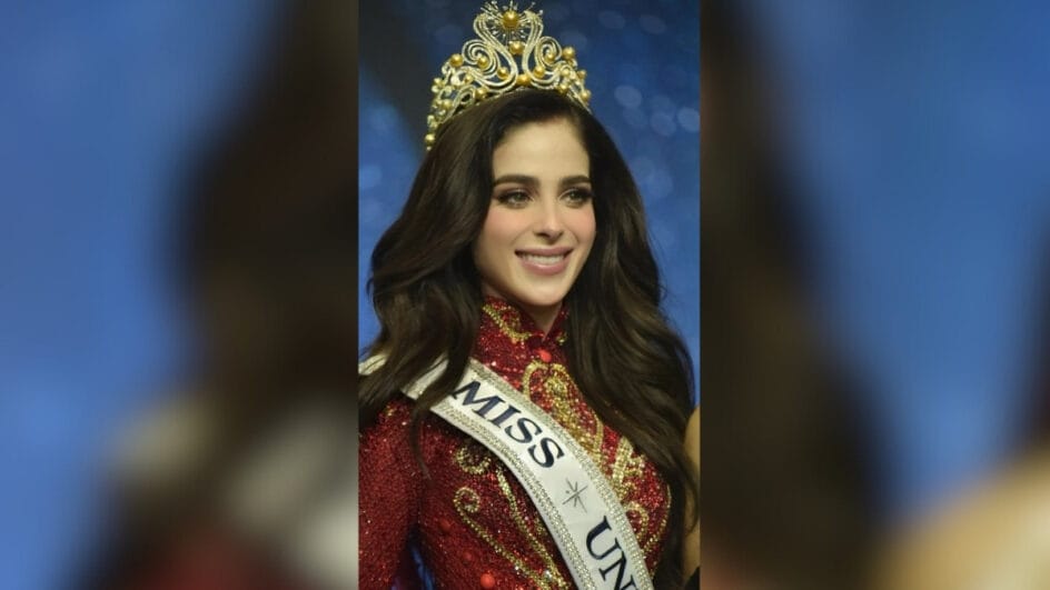 foto da mexicana vencedora do miss universo após receber a coroa