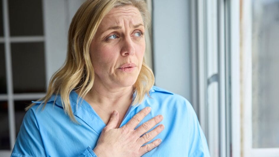 mulher com palpitação arritmia cardiaca