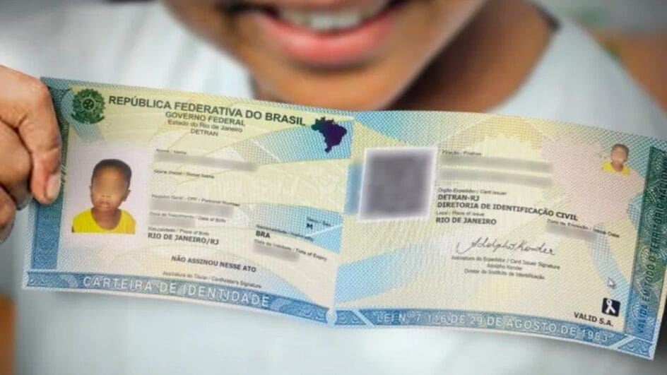 criança segurando a nova carteira de identidade nacional cin