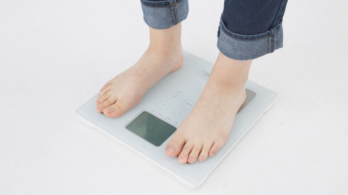 Pessoas subindo na balança