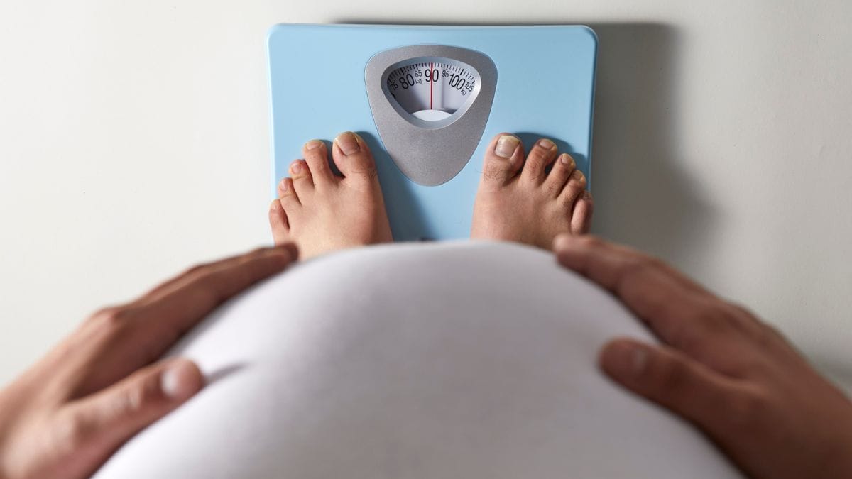 Pessoas subindo na balança