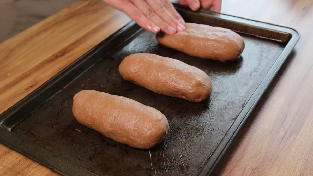 Massa de pão australiano antes de assar, em forma retangular preta