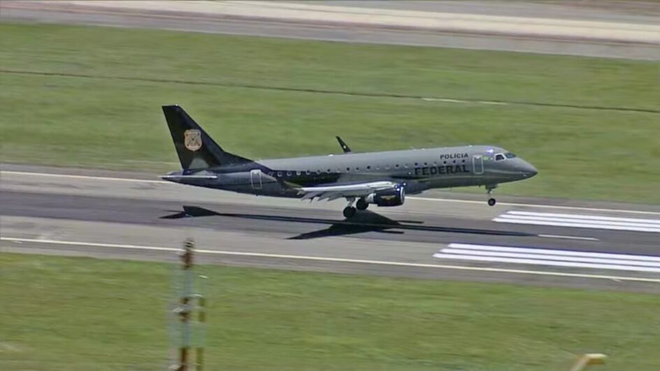 Presos foram transferidos de avião (Foto: Genilson Araújo, TV Globo)