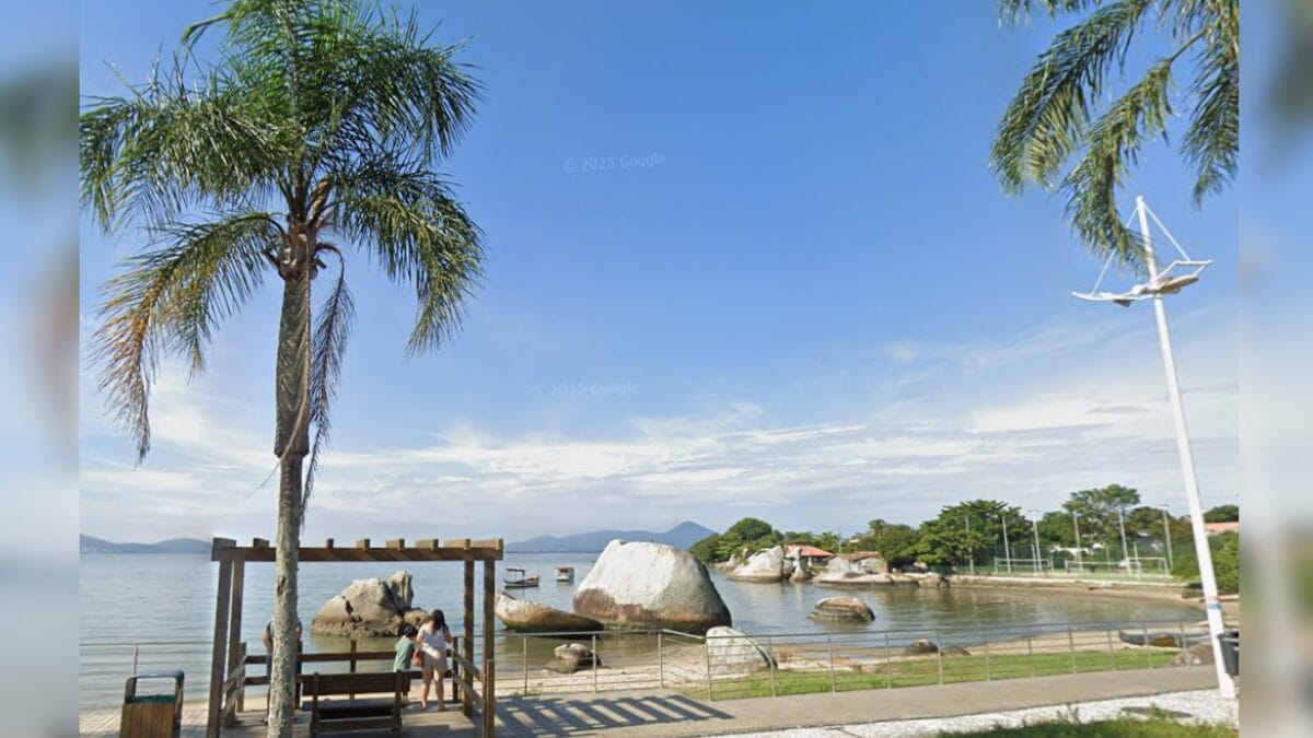 Coqueiros ficou conhecido como Praia do Cagão.(Foto: Google Maps, Reprodução)