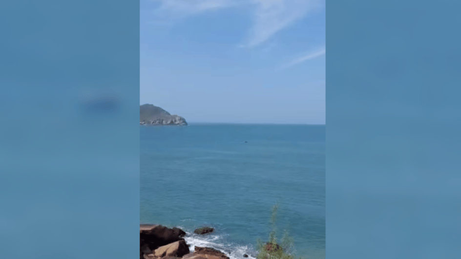 Três pacientes de uma clínica terapêutica foram resgatados a mil metros da costa após serem arrastados pelo mar em Imbituba.