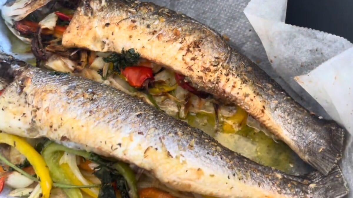 Imagem de peixe (robalo) em recipiente de air fryer ocm diversos vegetais