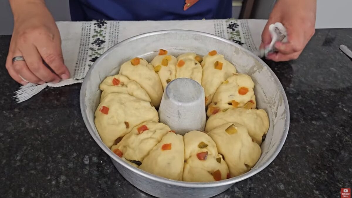Massa de rosca natalina com frutas cristalizadas em forma, antes de ser assada