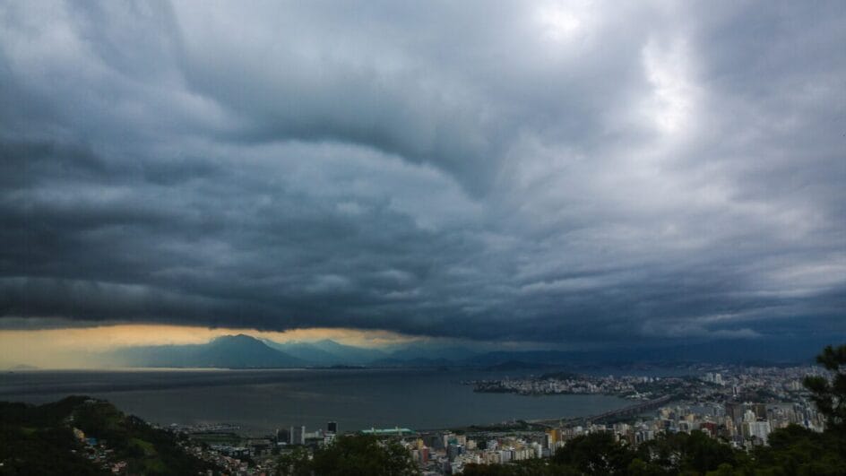Temporal se formando sobre Florianópolis.