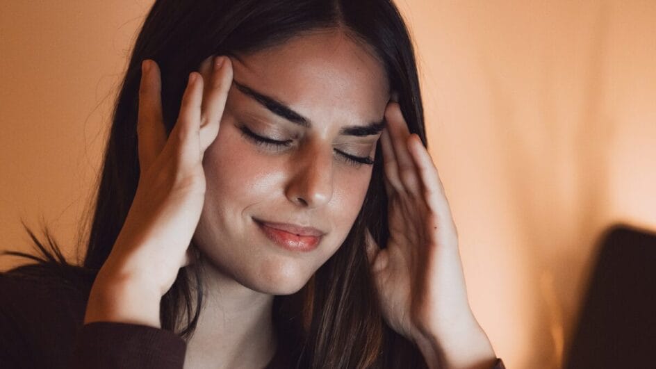 Mulher com expressão de cansaço mental, ilustrando os diferentes tipos de esgotamento