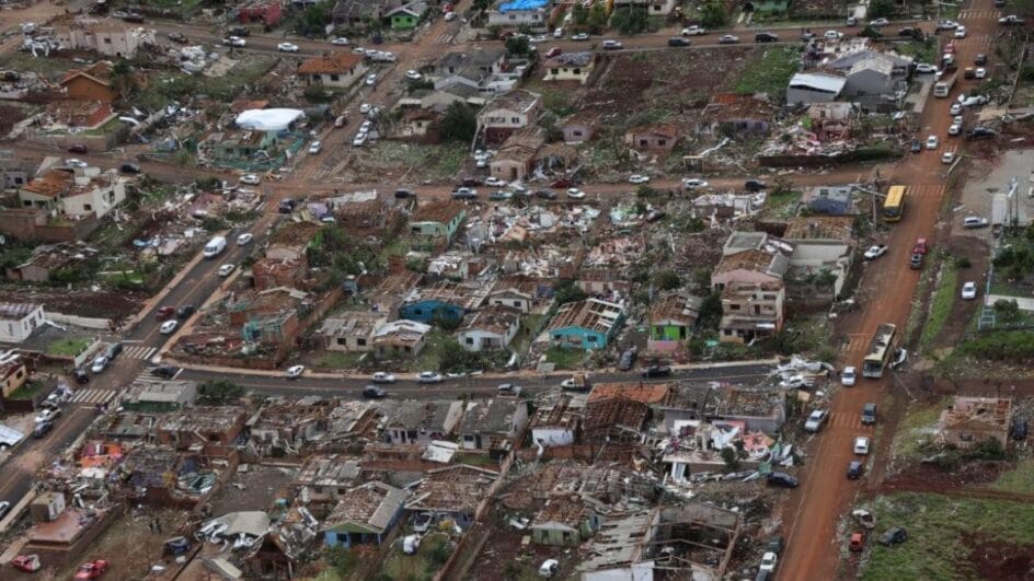 Tornado provocou destruição em cidade do PR