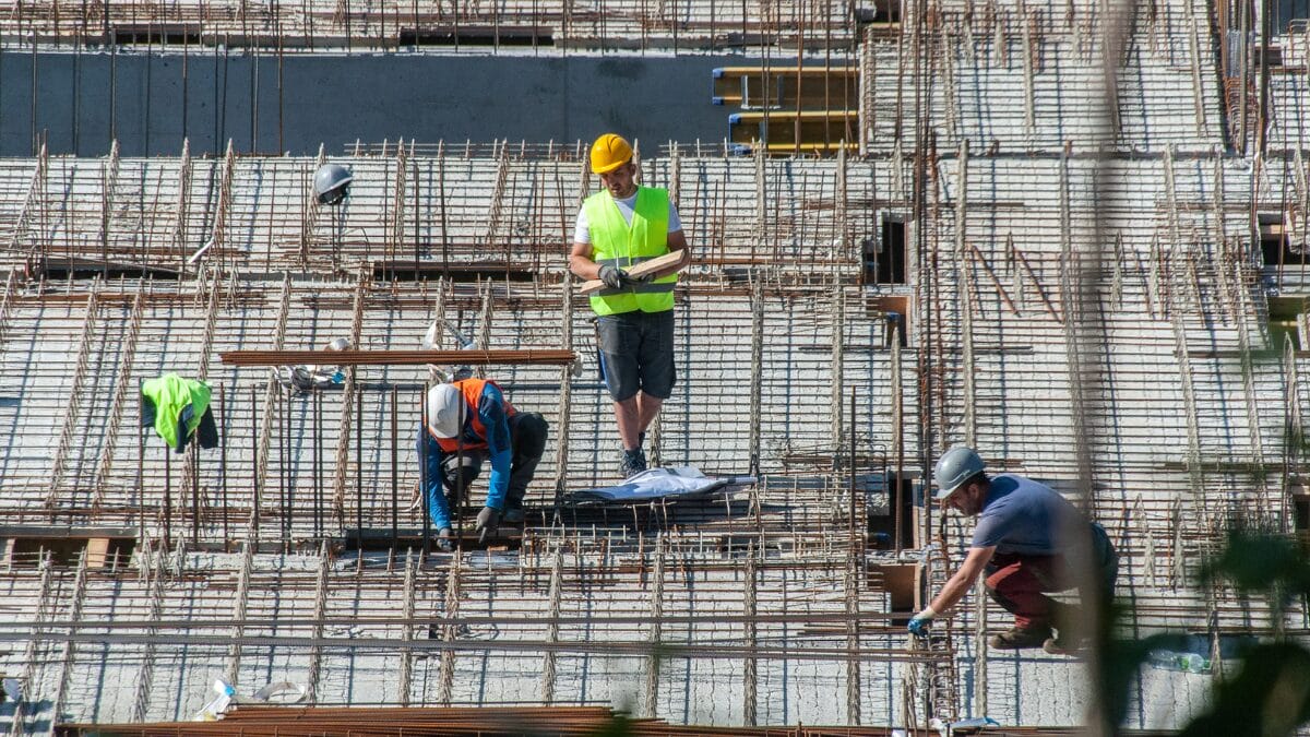Taxa de desemprego no Brasil caiu para 5,4% no trimestre encerrado em outubro de 2025 (Foto: Imagem Ilustrativa, Canva, Reprodução)