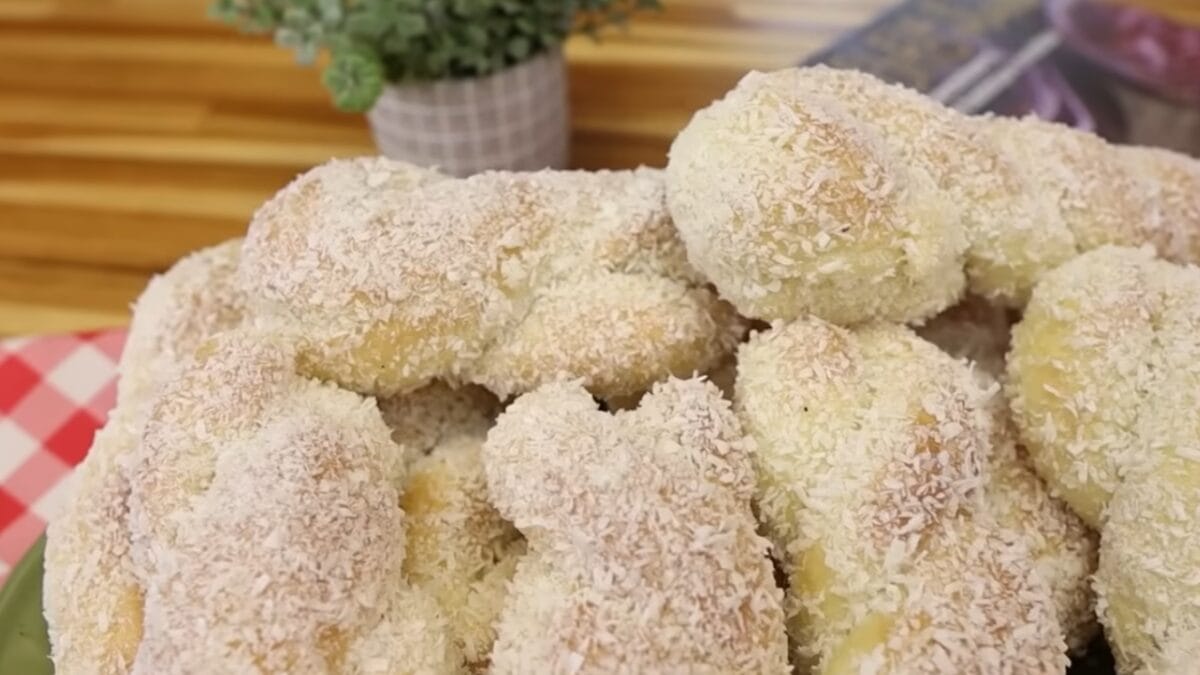 Assado doce em formato de trança com coco, empilhados em um prato