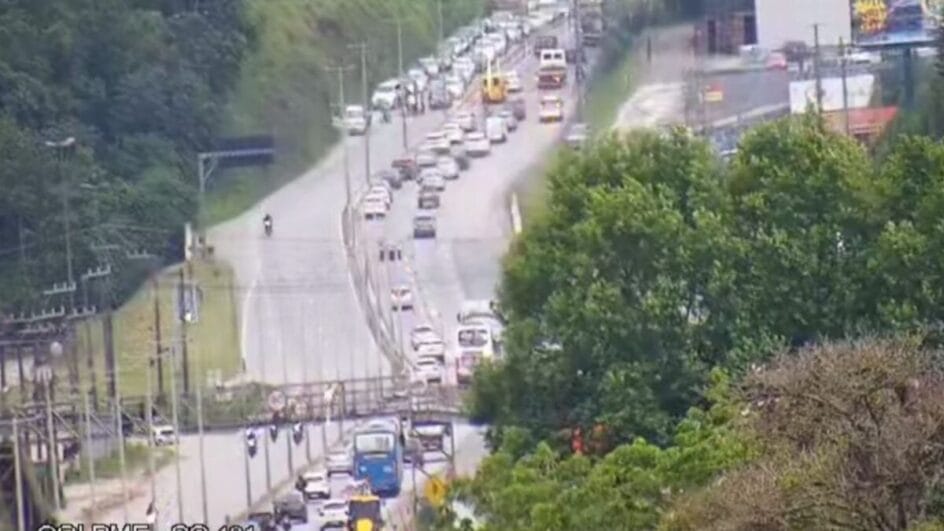 Trânsito está intenso na rodovia (Foto: Pista Limpa, Reprodução)