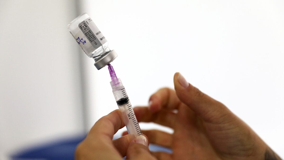 Enfermeira prepara aplicação de vacina em posto de saúde de Florianópolis.