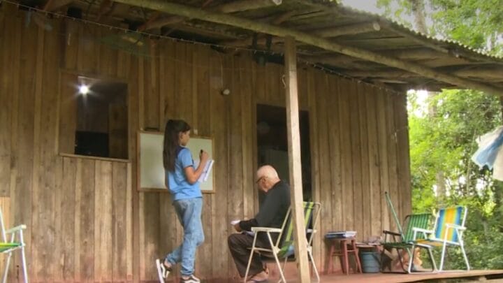 Neta ensina bisavô a ler e escrever