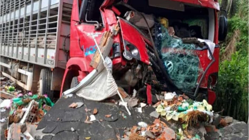 Caminhão sem freios invadiu cemitério