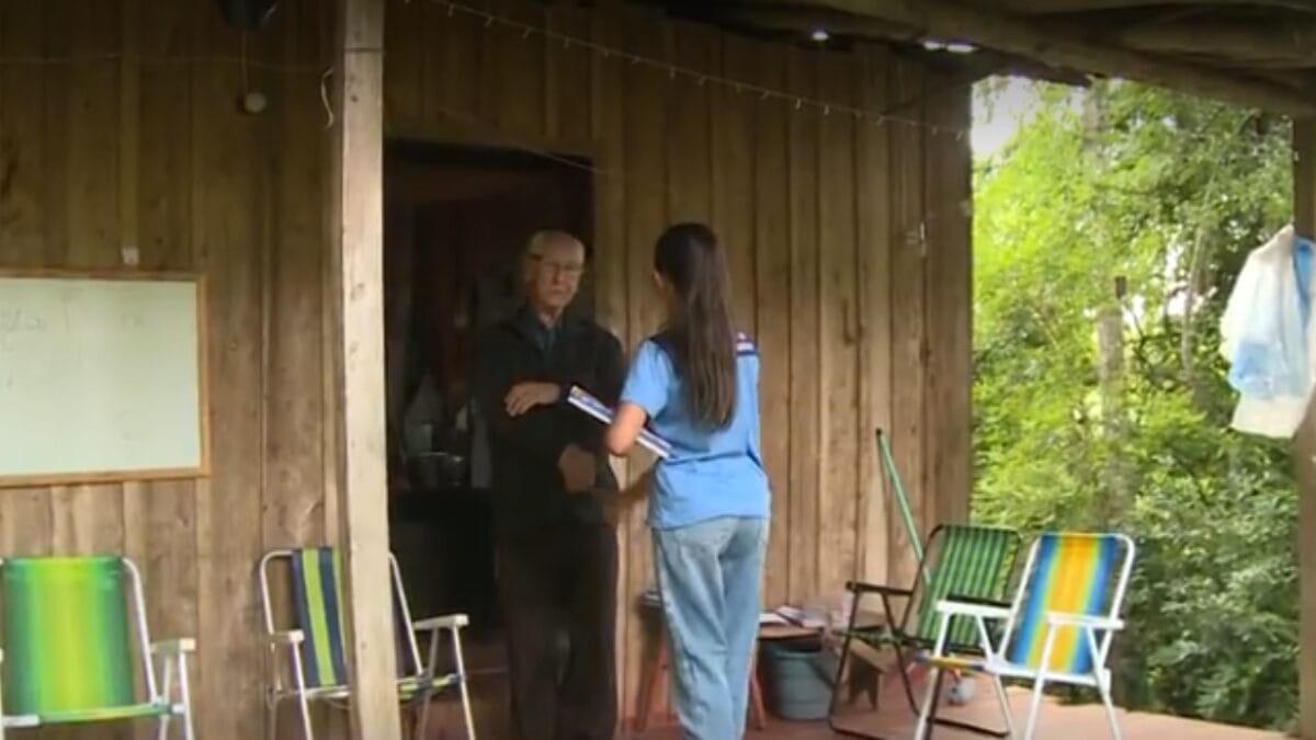 Neta ensina bisav&ocirc; a ler e escrever