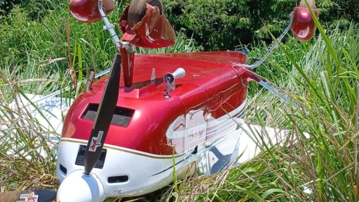 Avião de pequeno porte faz pouso de emergência